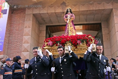 IU denuncia la presencia de policías locales, con uniforme de gala, como costaleros en una procesión de la Semana Santa
