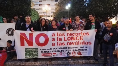 CONCENTRACIÓN EN EL ALTOZANO EN CONTRA DE LOS RECORTES Y REVÁLIDAS EN EDUCACIÓN Y CONTRA LA LOMCE