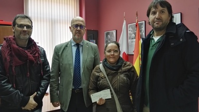 Cruz Roja recibe un cheque de 300€ de la iniciativa contra la pobreza de Izquierda Unida de Albacete
