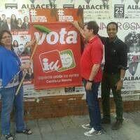 Pegada de carteles de IU Albacete, inicio de campaña de las elecciónes europeas 2014