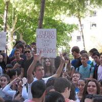 Concentración de estudiantes en la puerta del ayuntamiento de Albacete en protesta por los recortes en educación