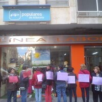 Miembros de IU y de la Red Feminista por el Derecho a Decidir participaron en el primer escrache en la sede del PP de Albacete