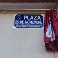 Colocación de la placa en la Plaza 25 de Noviembre-Contra la Violencia de Género, en Albacete, a iniciativa de la Asamblea de Mujeres y propuesta al Ayuntamiento por parte del Grupo Municipal de IU