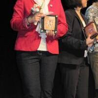 Acto "Reconocidas 2014": Victoria Delicado, Concejala de IU entrega reconocimiento a Encarna Tarancón de CCOO